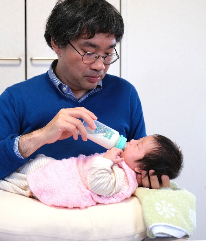 生後1カ月の娘に粉ミルクを与える筆者（4月25日撮影）