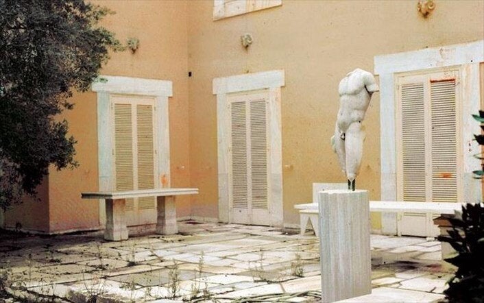 Η οικία Ιόλα σήμερα, μετά από δεκαετίες εγκατάλειψης και καταστροφών.
