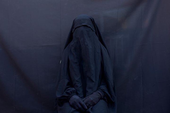 9 Σεπτεμβρίου. Η Γιαζιντί Layla Taloo φωτογραφίζεται όπως ήταν ντυμένη όταν κρατούνταν αιχμάλωτη από το Ισλαμικό Κράτος Σύμφωνα με την ίδια όλα επιτρέπονταν για τους άντρες. Μάλιστα η ίδια ήταν ιδιοκτησία 8 ανδρών. (AP Photo/Maya Alleruzzo)