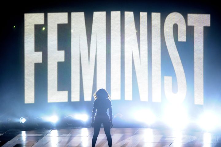 2014年、MTV Video Music Awardsパフォーマンス・ステージに「FEMINIST」の文字を掲げたビヨンセ