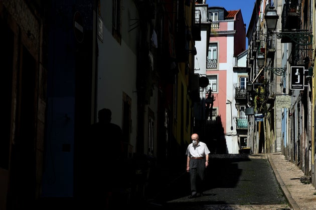 Un hombre con mascarilla pasea por Lisboa (Portugal) el 23 de