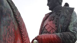 Une statue de Napoléon maculée de peinture rouge en