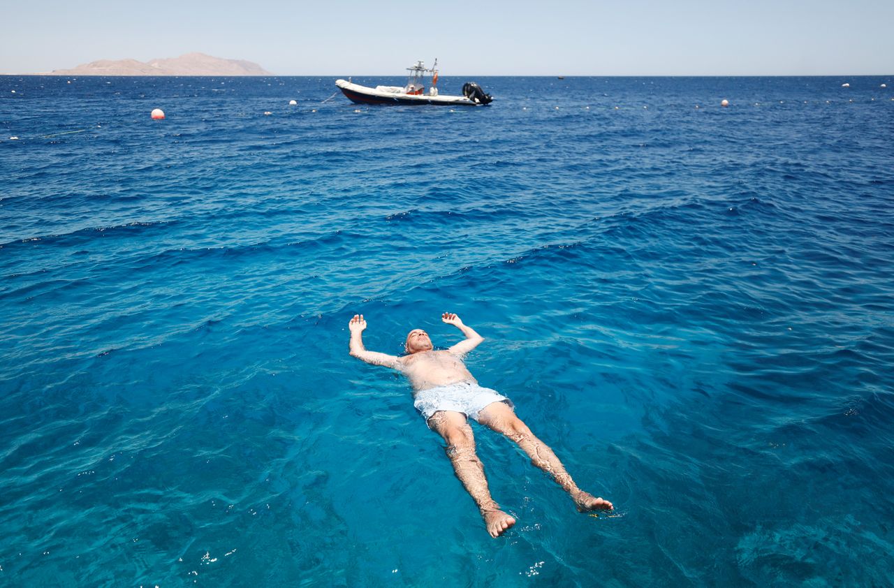 Ένας τουρίστας κολυμπά στον κόλπο της Άκαμπα το Σάββατο στο θέρετρο Σαρμ Ελ Σέιχ της Ερυθράς Θάλασσας στην Αίγυπτο.