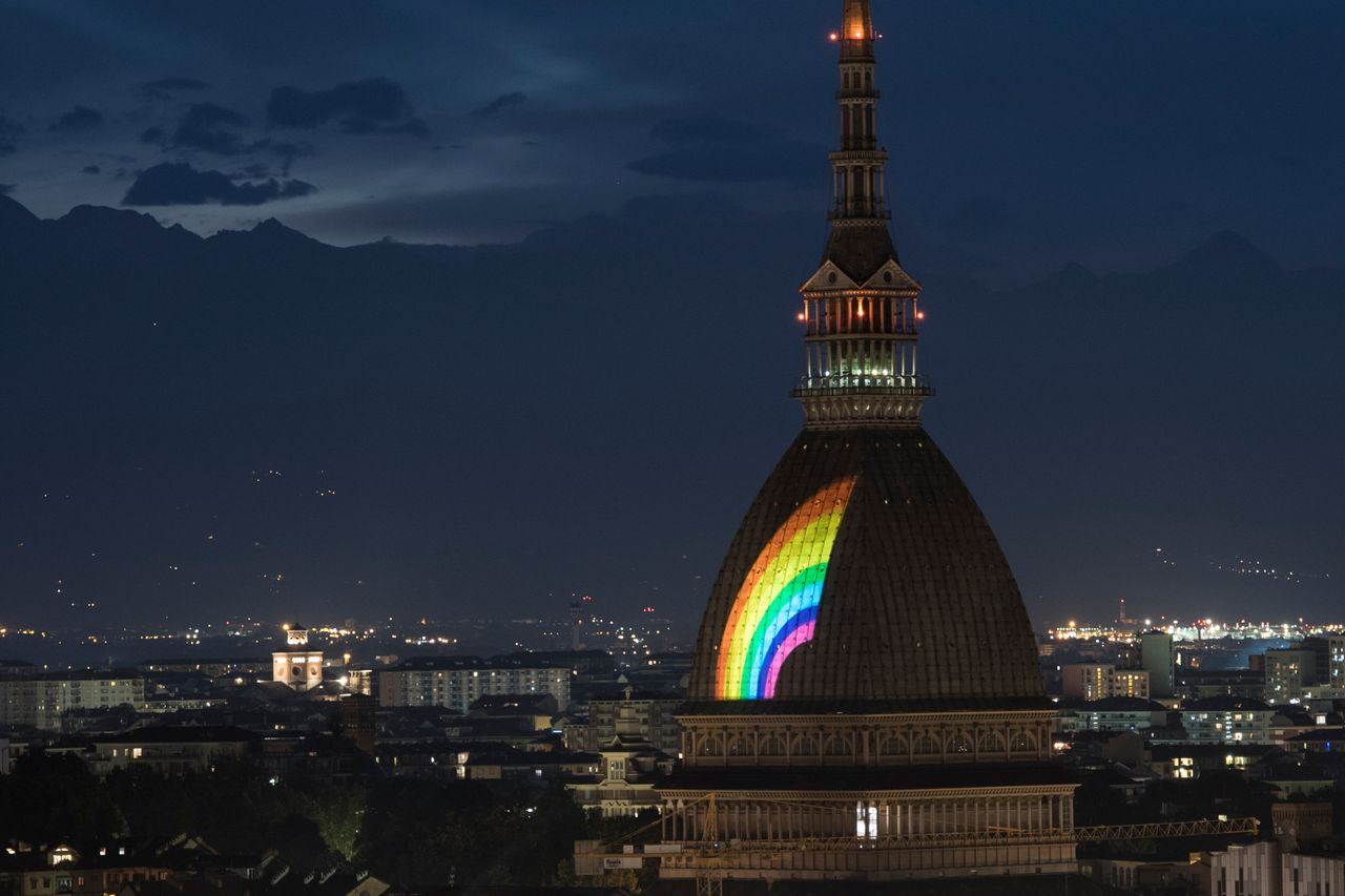 Το ουράνιο τόξο προβάλλεται πάνω στον εμβληματικό θόλο του «Μόλε του Αντονέλλι» στο Τορίνο, στο πλαίσιο των εορτασμών του Turin Pride, το Σάββατο, 20 Ιουνίου.