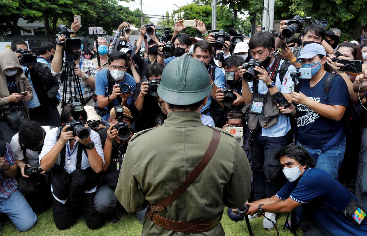 Στην Μπανγκόκ της Ταϋλάνδης, κατά την διάρκεια της 88ης Επετείου από την επανάσταση που οδήγησε την χώρα σε Συνταγματική Μοναρχία, ένας άνδρας φορώντας στρατιωτική στολή της εποχής στέκεται μπροστά σε φωτογράφους που αποθανατίζουν την στιγμή. Τετάρτη, 24 Ιουνίου, 2020.