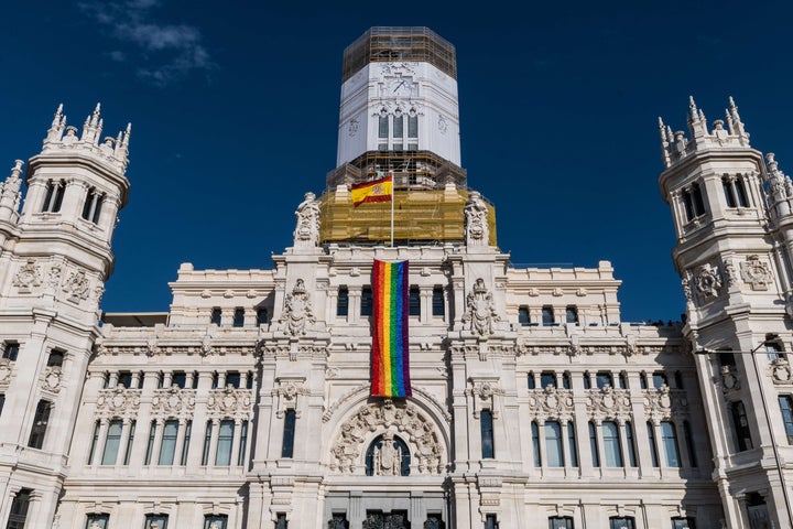Imagen de archivo del Ayuntamiento de Madrid con la bandera LTGBI.