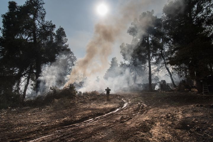 Φωτογραφία αρχείου. Αύγουστος 2019 - Πυροσβέστης στο Μακρυμάλλη Εύβοια(Photo by Wassilios Aswestopoulos/NurPhoto via Getty Images)