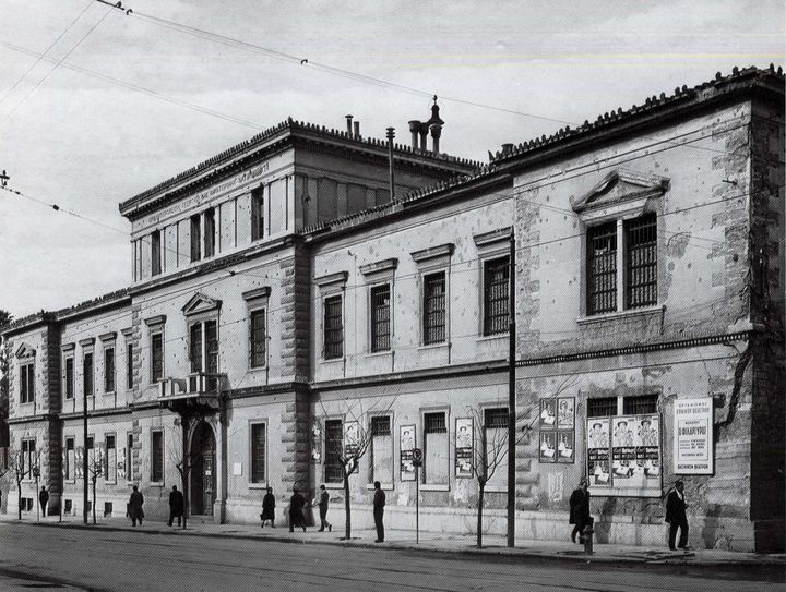 Το κτίριο του Ορφανοτροφείου Χατζηκώνστα επί της οδού Πειραιώς στα τέλη της δεκαετίας του 1950. Ένα από τα πολλά ιστορικά κτίρια της πόλης που κατεδαφίστηκαν, συμπαρασύροντας στη λήθη σημαντικό κομμάτι της μνήμης της σύγχρονης Αθήνας. Το κτίριο καταλάμβανε το οικοδομικό τετράγωνο Πειραιώς – Μυλλέρου – Αγησιλάου – Θερμοπυλών. Στη θέση του σήμερα υπάρχει μια τεράστια πολυκατοικία, που στεγάζει την China Town της Αθήνας. Το κτίριο είχε επιταχθεί από την Ελληνική Βασιλική Χωροφυλακή κατά τη διάρκεια της δικτατορίας του Ιωάννη Μεταξά (1936-1941) και είχε μετατραπεί σε φυλακές. Στα χρόνια της Κατοχής φυλακίστηκαν σε αυτό χιλιάδες αντιστασιακοί, που είχαν συλληφθεί από την Ελληνική Χωροφυλακή, ενώ εκατοντάδες από αυτούς παραδόθηκαν από την Ελληνική Χωροφυλακή στους Γερμανούς προς εκτέλεση.