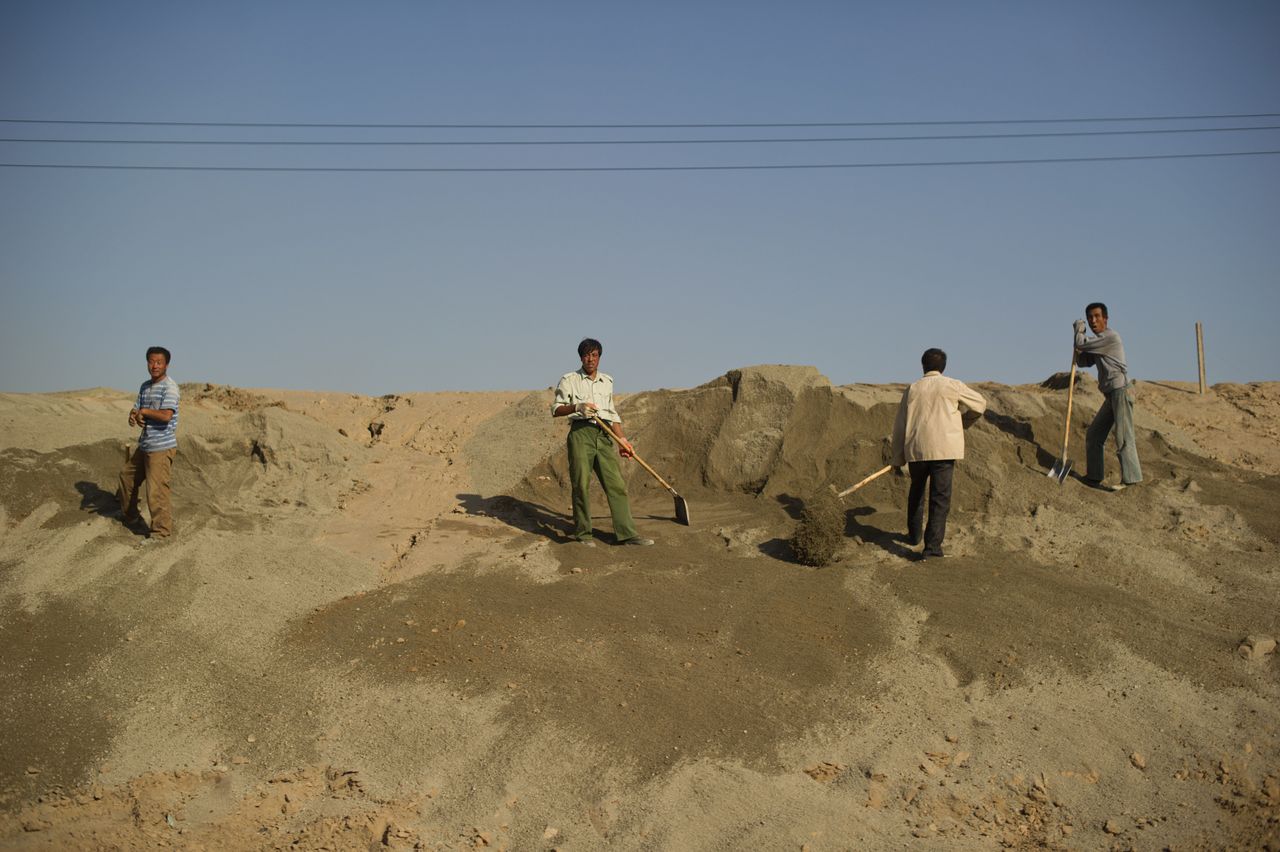 Φωτογραφία αρχείου Αύγουστος 2012 - Εργάτες που δουλεύουν στην επεξεργασία σπάνιων γαιών δίπλα σε μια μολυσμένη πλέον λίμνη. Μογγολία στα σύνορα με την κινέζική πόλη Baotou. Η λίμνη της περιοχής έχει μολυνθεί από την επεξεργασία των σπάνιων γαιών Jones/AFP/Getty Images)