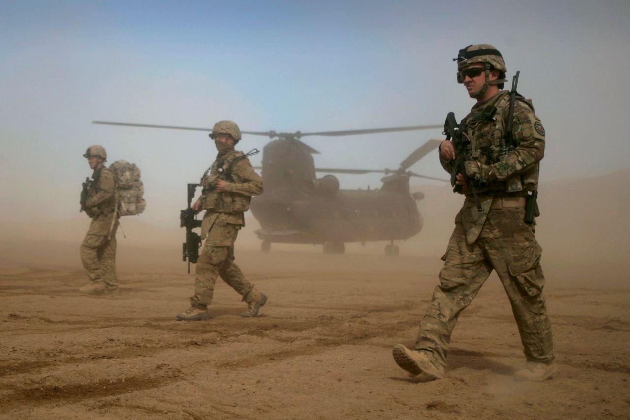 Φωτογραφεία αρχείου - 2012 Αμερικανοί στρατιώτες μέλη της ISAF δυτικά της Καμπούλ (AP Photo/Hoshang Hashimi, File)