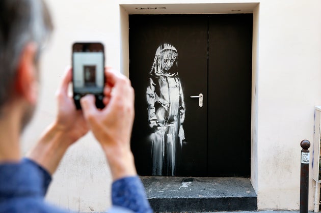 Pour Le Vol Du Banksy Au Bataclan Six Personnes Interpellees Et Ecrouees Le Huffpost