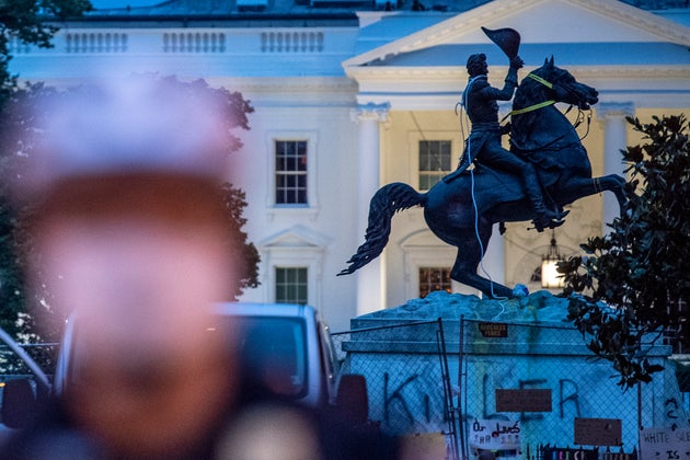 La statue d'Andrew Jackson devant la Maison Blanche après la tentative de