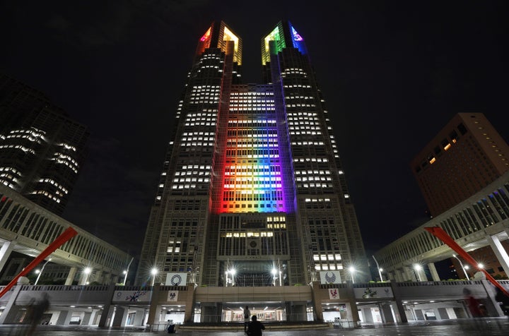 「東京アラート」が解除され、虹色にライトアップされた東京都庁＝6月11日夜、東京都新宿区