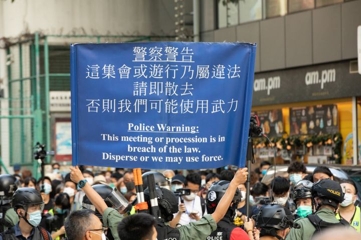 国家安全法に対する無言の反対デモ。警察は警告を発した(Photo by Simon Jankowski/NurPhoto via Getty Images)