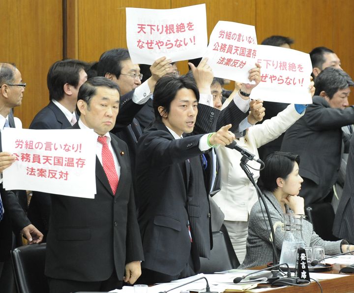 衆院内閣委員会で、国家公務員法改正案が採決され、抗議する小泉進次郎氏（中央）ら自民党議員