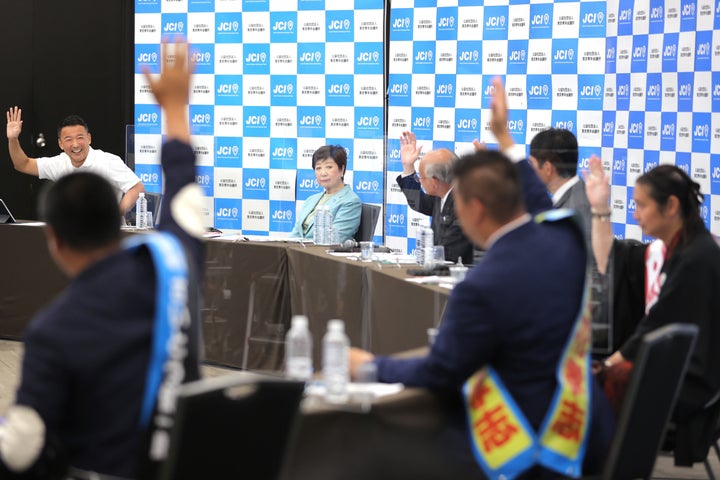 東京青年会議所主催の都知事選ネット討論会で、出席した他候補者全員から質問を望まれる現職の小池百合子氏（6月28日）