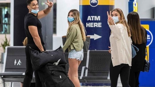 Un grupo de jóvenes a su llegada al Aeropuerto de Palma de