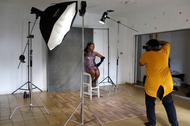 Ο φωτογράφος Αλεξάντερ Ασιμόουλ κατά την διάρκεια φωτογράφισης με το μοντέλο Ρίτα Τζέρι-Ρίμαν για την πρόκληση στα μέσα κοινωνικής δικτύωσης με όνομα 
