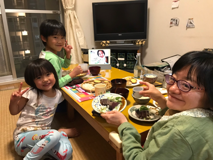 友だちと、高知のカツオのタタキを、お互いの家にお取り寄せし、オンラインで一緒に食べる夕飯です。