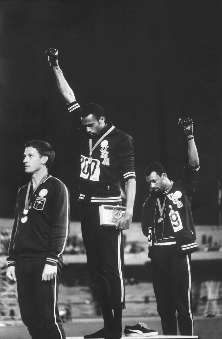 1968年メキシコオリンピック、男子200メートルの表彰台。拳を突き上げるトミー・スミス氏（中央）と、ジョン・カーロス氏（右）。