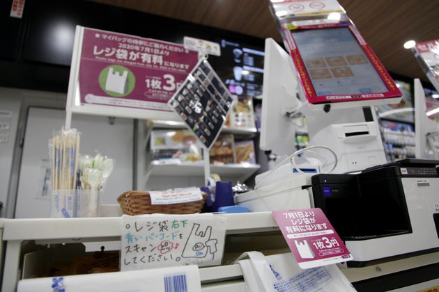 レジ袋 どこが有料どこが無料 紙袋も有料にした店も 各社で対応が分かれた理由 ハフポスト レジ袋 どこが有料どこが無料 紙袋も有料にした店も 各社で対応が分かれた理由 ハフポスト