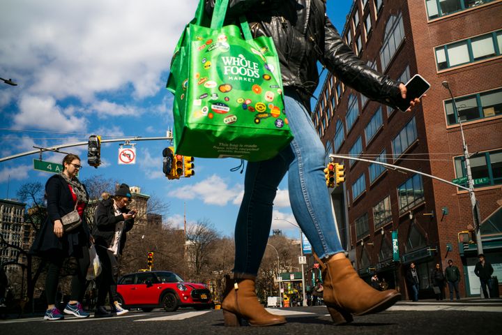 日本に先駆け、アメリカでもプラスチック製買物袋の有料化が始まっている