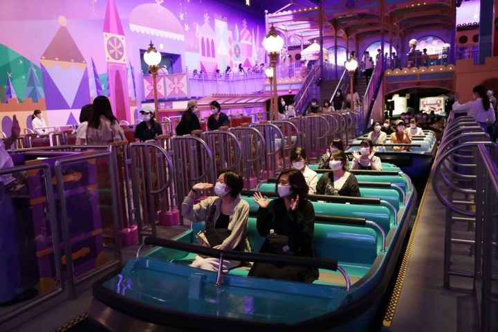 東京ディズニーランドの『イッツ・ア・スモール・ワールド』。座席の間隔をあけたうえで来園者を案内し乗船させる