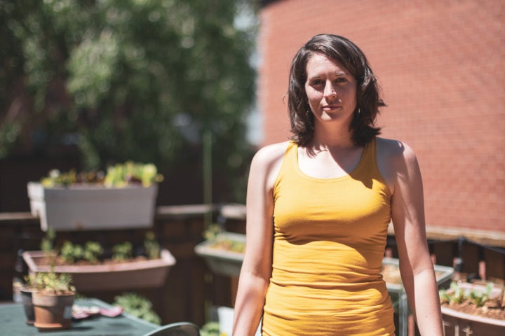 Gabrielle Lamontagne-Hallé cultive son potager urbain dans le respect de ses valeurs environnementales. Elle n'utilise aucun engrais chimique et réduit sa consommation d'eau potable grâce à des doubles-fonds faits à partir de pancartes électorales découpées.