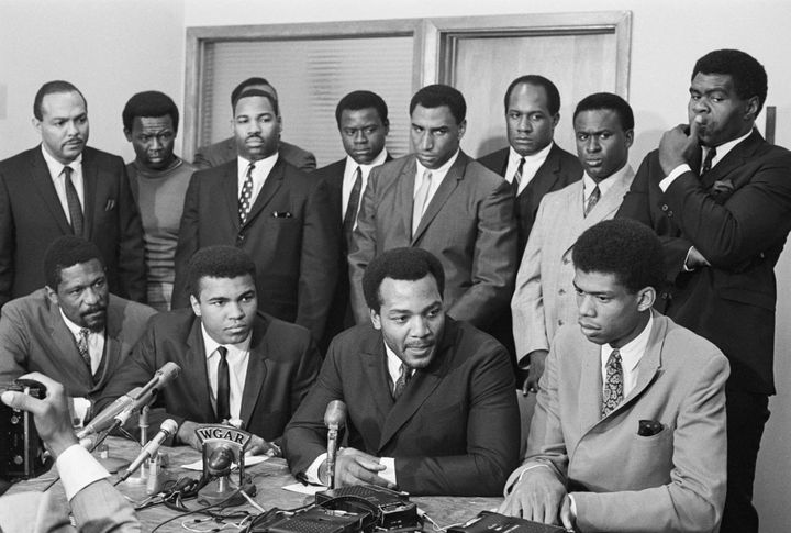暴力から黒人を護る団体「Negro Industrial and Economic Union」（NIEU）の会合で、徴兵拒否について語るアリ氏（左から2番目）。その場には、アフリカ系アメリカ人のトップアスリートが集まった。