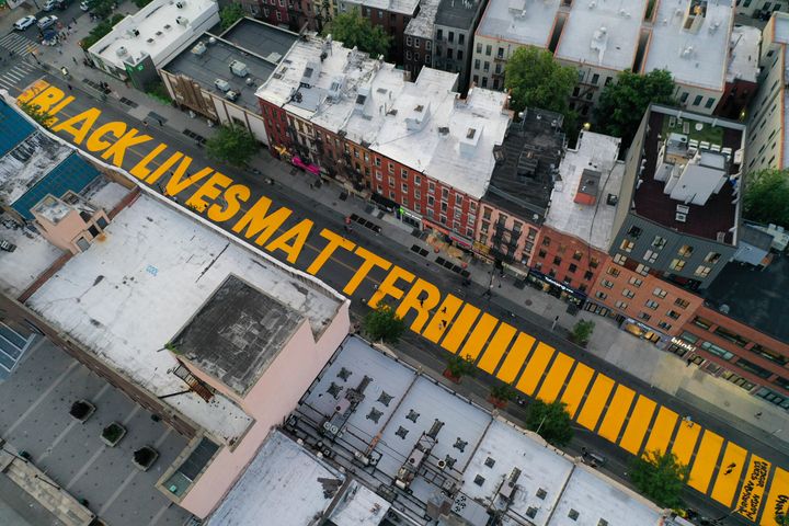 6月15日、ニューヨーク市のフルトン・ストリートに描かれた「Black Lives Matter」の標語。同様のものが、「トランプタワー」前の5番街の通りでも計画されている。