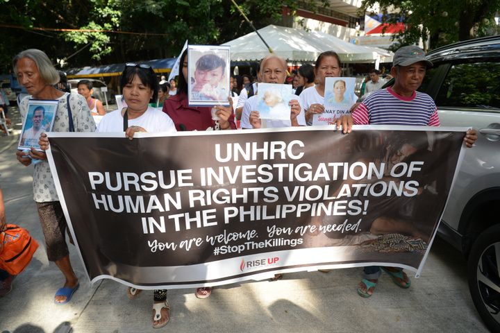 2019年7月に行われた抗議デモ。超法規的に殺された被害者の遺族が、被害者の写真を掲げながら国連人権委員会にフィリピンの人権侵害について調査するよう求めた