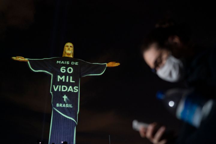 "Περισσότερες από 60.000 άνθρωποι στη Βραζιλία" η προβολή στο άγαλμα του Ιησού στο Ρίο ντε Τζανέιρο καθώς ο αριθμός των νεκρών από κορονοϊό στη χώρα ξεπέρασε αυτό τον τον αριθμό. 