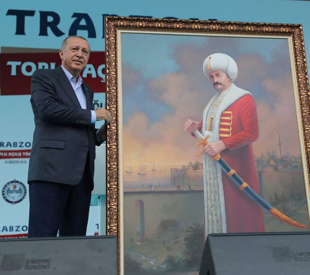 Φωτογραφία αρχείου - Αύγουστος 2019 - Ο Ερντογάν στην Τραπεζούντα ποζάρει δίπλα σε πορτραίτο οθωμανού σουλτάνου, που του έκαναν δώρο.(Presidential Press Service via AP, Pool)