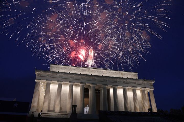 Πυροτεχνήματα από τον εορτασμό της Ημέρας της Ανεξαρτησίας από το 2019