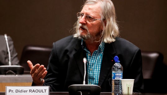 “Infamants”, “calomnie”: le conseil scientifique et la HAS dénoncent les propos de Raoult devant les