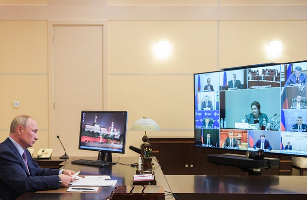 2 Ιουλίου 2020 Μετά τη νίκη. Οι Ρώσοι επικύρωσαν με ποσοστό 77,92% τη συνταγματική αναθεώρηση που κυρίως επιτρέπει στον Βλάντιμιρ Πούτιν να παραμείνει στην εξουσία μέχρι το 2036