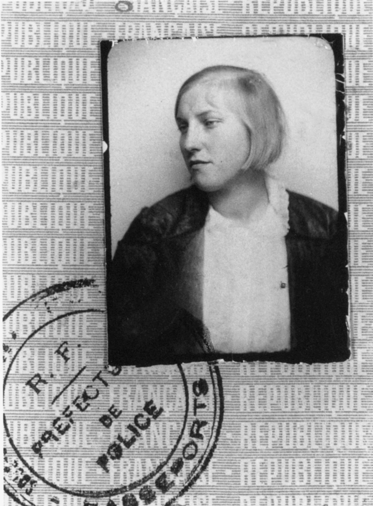 Η Μαρί - Τερέζ Βαλτέρ ήταν ερωμένη του Πικάσο τη περίοδο μεταξύ 1927 και 1936. Μαζί της ο ζωγράφος απέκτησε την κόρη του, Μάγια. Φωτογραφία από το διαβατήριο της. 