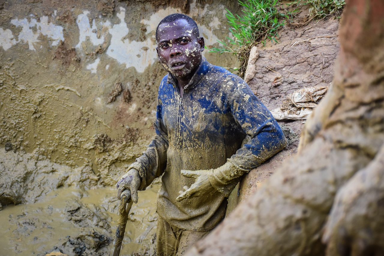 Εργάτης στην περιοχή Kakamega της Κένυας σε λάκκο λάσπης με υδράργυρο. (Photo by Recep Canik/Anadolu Agency/Getty Images)