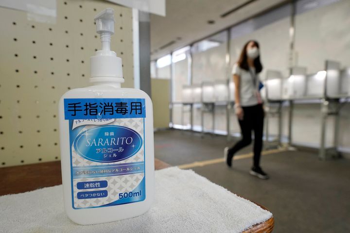 新型コロナウイルス対策のため、アルコール消毒液が置かれた東京都知事選の期日前投票所（東京都新宿区）