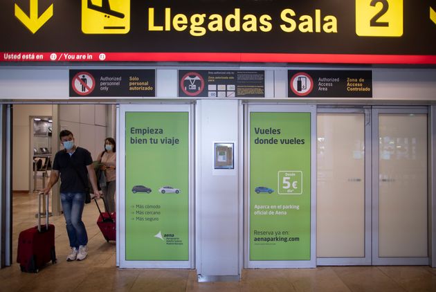 Pasajeros llegan a la T1 del aeropuerto Adolfo Suárez Madrid-Barajas el 1 de julio de 2020 (Eduardo...