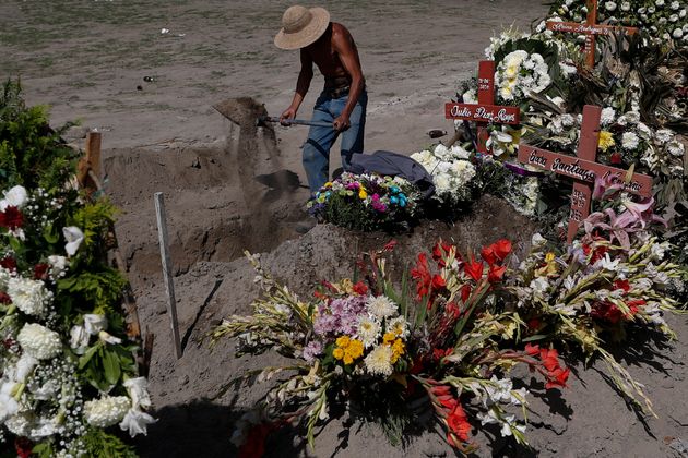 Ανοίγοντας συνεχώς νέους τάφους στο Μεξικό. 