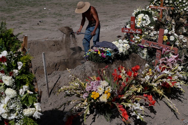 Ανοίγοντας συνεχώς νέους τάφους στο Μεξικό.
