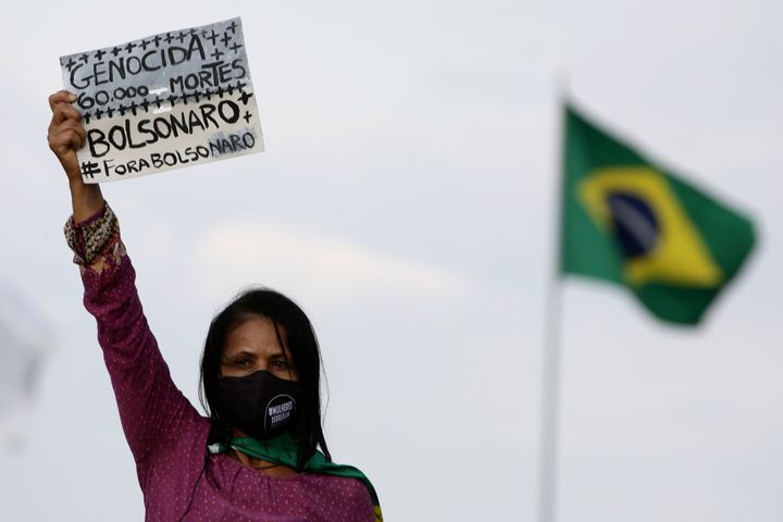 "Γενοκτονία. 60.000 θάνατοι. Μπολσονάρο φύγε". (Βραζιλία) 