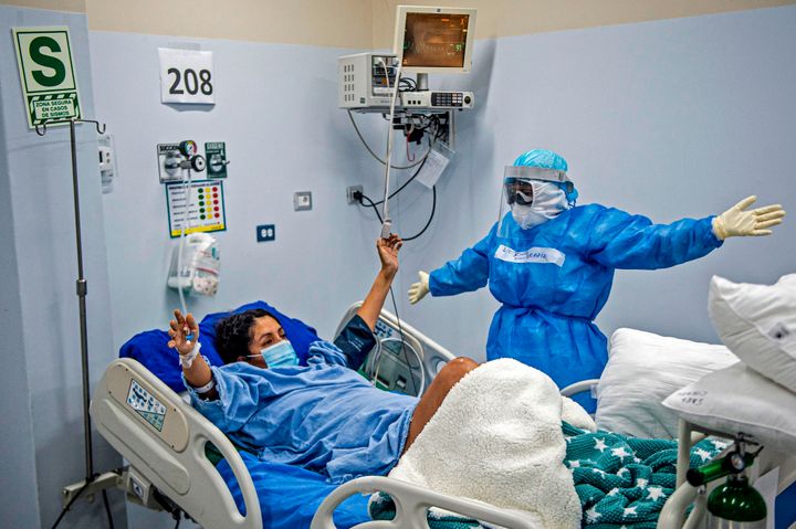 Φροντίδα ασθενή με κορονοϊό σε νοσοκομείο στη Λίμα του Περού. 