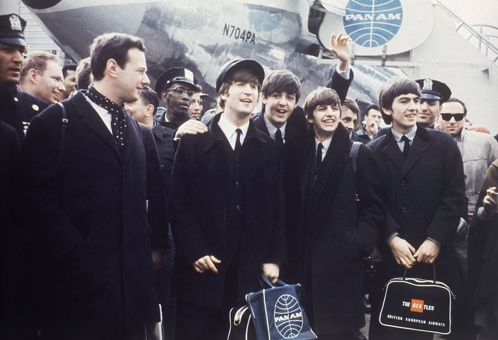 Οι Beatles ετοιμάζονται να επιβιβαστούν σε πτήση στο αεροδρόμιο Χίθροου του Λονδίνου, το 1964. Απο αριστερά: Μπράιαν Έπστιν, Τζον Λένον, Πολ ΜακΚάρτνεϊ, Ρίνγκο Σταρ και Τζορτζ Χάρισον.
