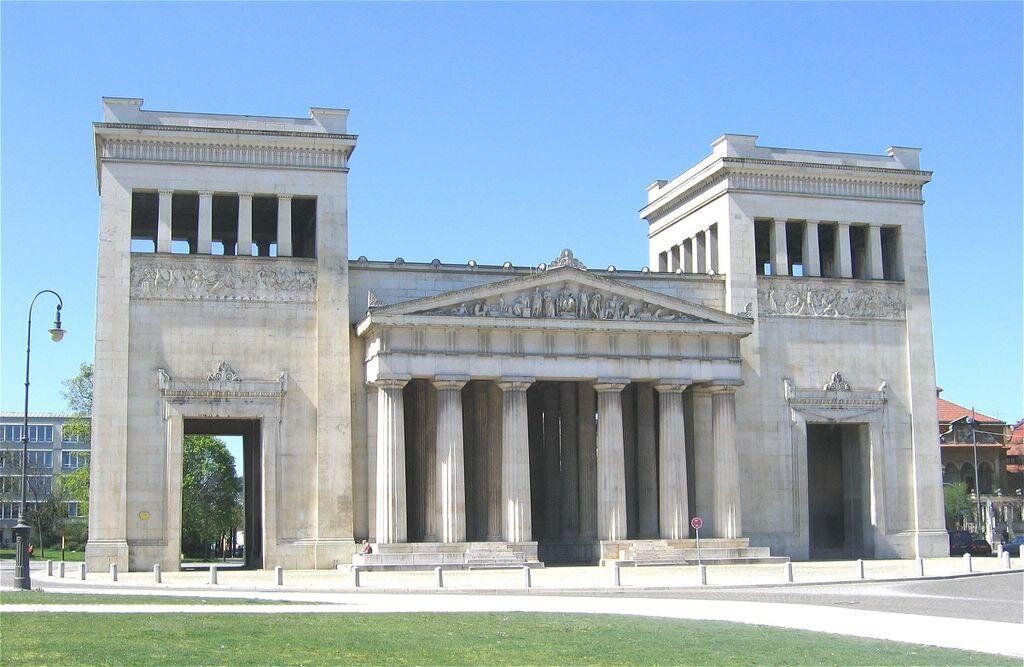 Τα Προπύλαια στο Μόναχο. Σύμβολο της Ελληνο-Βαυαρικής φιλίας και μνημείο του Ελληνικού Αγώνα για την Ανεξαρτησία.