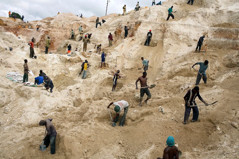 Φωτογραφία αρχείου 2005 Κονγκό Εργαζόμενοι σε ορυχείο (Photo by Per-Anders Pettersson/Getty Images)