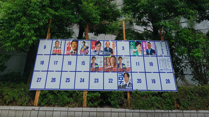 都知事選・候補者のポスター掲示場と都庁（6月20日撮影）