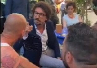 Danilo Toninelli, contestato al bar, reagisce: