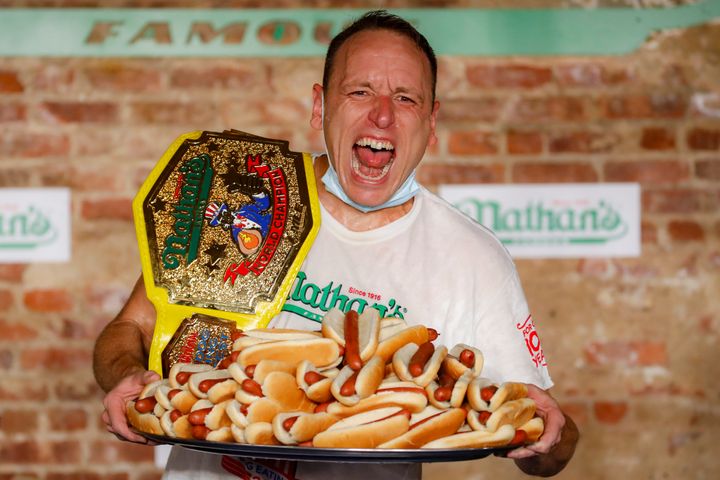 Joey Chestnut a avalé 75 hot-dogs en 10 minutes et battu son propre record du monde. 